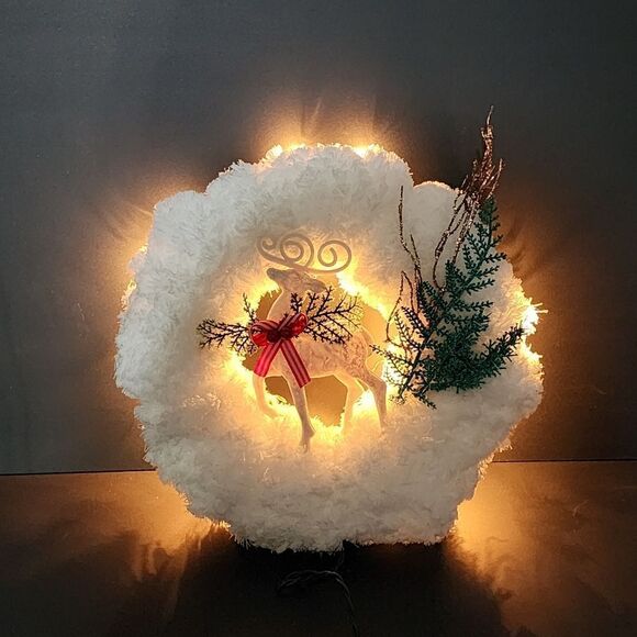 Lighted Faux fur deer Christmas wreath - Picture 1 of 9